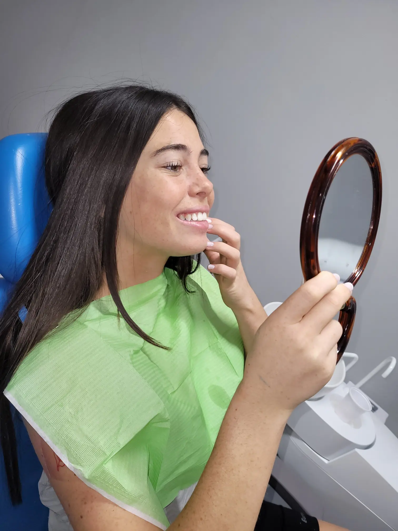 Paciente mirando su nueva sonrisa